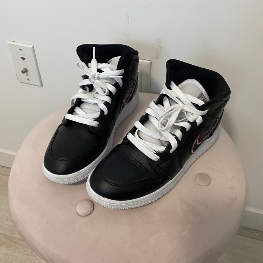 Nike Air Jordans Black & Red Size 6.5Y - Picture 3 of 10